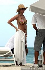 组图：球星法尔考海中爱抚娇妻 舔肚脐极度高调