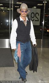 组图：德普携女友和子女亮相机场 搞怪逗小粉丝