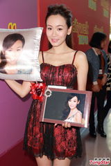 组图：杨思琦吊带红裙秀骨感美腿 否认恋陈康健