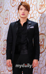 组图：SBS和KBS颁奖典礼 韩石奎申河均分获演技大奖