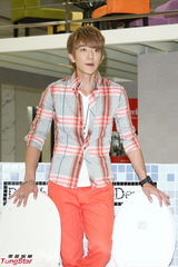 组图：怀秋胡宇崴新剧打造豪华办公室 否认耍大牌