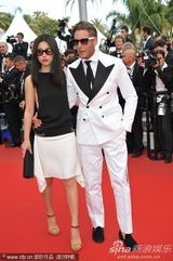 组图：富二代拉普明星女友助阵红毯侧面泄春光