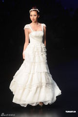 组图：名模庄思敏为时装展走秀 完美展现民族风