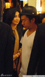 组图：刘嘉玲现身酒店 中性装扮穿西装秀干练风