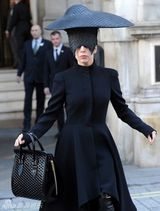 组图：Gaga现神秘造型 黑草帽连面具似武林中人