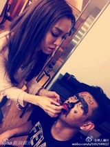 组图：黑人范范恩爱同行看球赛 互画鬼脸已弃疗