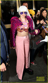 组图：Gaga频换装街头变秀场 女王变夜店女郎