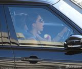 组图：贝嫂当司机载家人 炫车技边开车边啃苹果