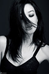 组图：电影《人间蒸发》曝钟丽缇时尚写真大片