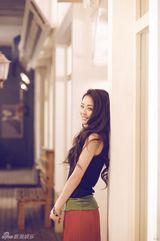 组图：秦雪大片慵懒卷发诠释性感女人味