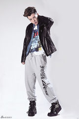 组图：王栎鑫演绎时尚潮搭 表情搞怪大变身