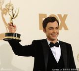 组图：艾美奖后台 “谢耳朵”吉姆-帕森斯高举奖杯