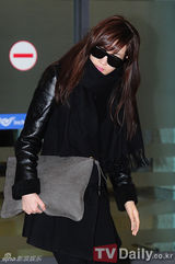 组图：韩星李多海扮酷全黑风格亮相机场