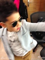 组图：石头戴墨镜跳街舞 酷帅有型获封小男神