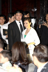 幻灯图：李冰冰白衣出席公益活动 现场教授手语