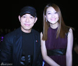 组图：林鹏优雅亮相颁奖礼 与李连杰亲密交谈