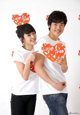 高清图：文根英金强宇携手为慈善 展现温暖笑容