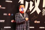 组图：黄健翔“防毒”造型亮相 期盼清新空气