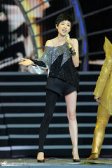 组图：董洁轻摇滚造型亮相演唱《我爱的我》