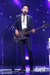 组图：少女时代回归打榜夺冠 西装礼帽显帅气