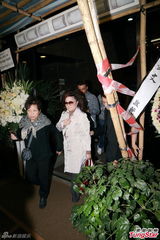 组图：歌唱老师许佩设灵 郑少秋徐小凤致祭