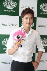 组图：李敏镐帅气出席活动 新剧将演高中生