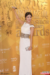 组图：Angelababy美艳秀香肩 张亮吴奇隆拼人气