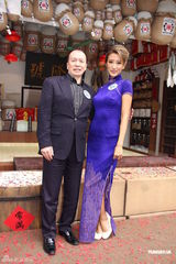 组图：谢婷婷穿旗袍前凸后翘 曝谢贤煨蟑螂充饥