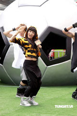 幻灯图：江若琳推出新MV 密裹严实大跳劲舞 