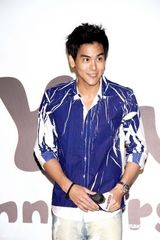 幻灯组图：歌手卢广仲准备考试 如未考取将面临当兵 