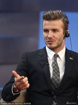 组图：小贝做客《足球之夜》 踢毽子现学现卖