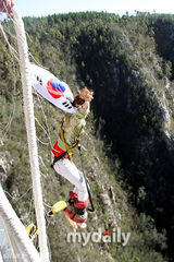 幻灯图： SBS《太极旗飘扬》南非拍摄 挑战蹦极