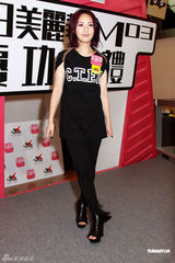 组图：杨千嬅黑衣亮相酷劲十足 谈婚礼难掩幸福之情