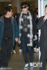 组图：朴施厚返韩过春节 抵达机场笑迎送花女孩