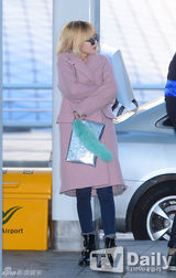 组图：Trouble Maker情侣款大衣亮相机场显默契