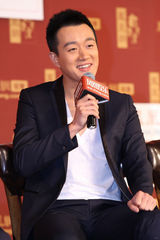 组图：《十三钗》走进校园 佟大为演示持枪行进