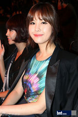 组图：崔允英等靓装出席首尔时装周