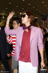 组图：张根硕红衣抵台大送飞吻 粉丝疯狂