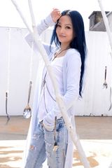 组图：张韶涵《阳光空气》MV首播 展温暖活力