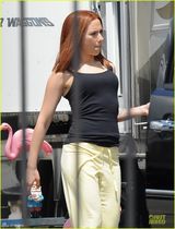 组图：斯嘉丽红发干练现身《美国队长2》片场