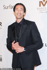 组图：阿德里安亮相晚宴 斯万克蕾丝礼服惊艳