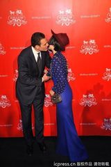 组图：范冰冰复古装亮相活动 和男老外行贴面礼