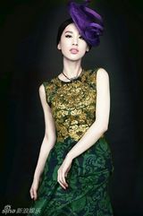 组图：黄圣依时尚封面优雅复古显女人本色