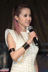 组图：蔡依林未攻蛋先受惊 舞台垮塌当众尖叫