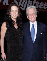 组图：道格拉斯紧握爱妻晒幸福 泽塔琼斯黑裙高贵