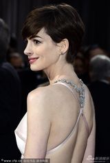 组图：安妮-海瑟薇粉色露背裙 玉肌美艳诱人