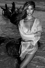 组图：甜心超模妮娜海滩写真 透视装湿身激凸