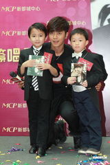 组图：罗志祥签唱会歌迷热情 现场玩自拍抱抱