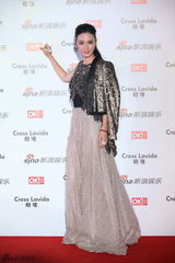 组图：张萌亮相街拍盛典横甩披肩大露竹纹背心