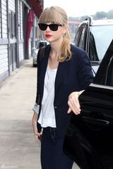 组图：泰勒悉尼电台宣传 小西装显帅气干练